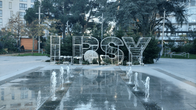 Jets d'eau et lettres décoratives sur la Place de la Vendée à La Roche-sur-Yon en Vendée