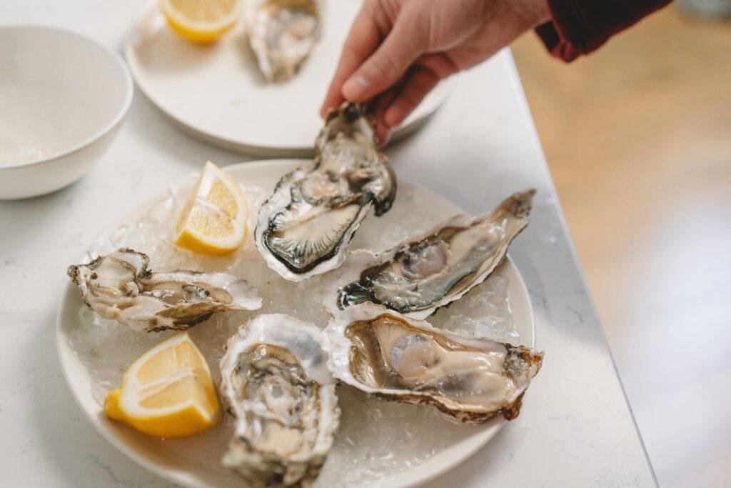 Assiette d’huîtres fraîches dégustées en bord de mer – gastronomie et traditions en Vendée