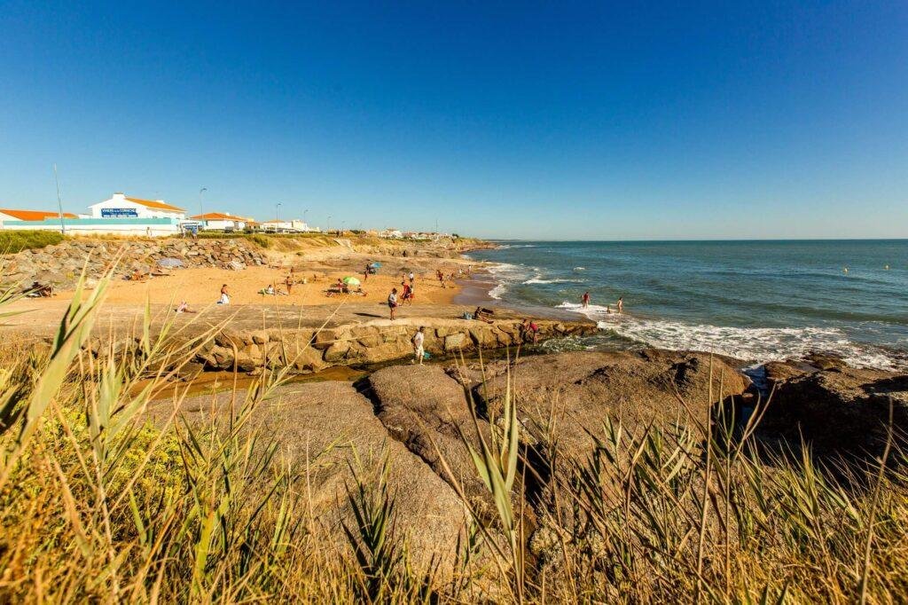 Plage de la Sauzaie à Brétignolles-sur-Mer – spot de surf réputé en Vendée, activité phare pour les voyageurs en location saisonnière