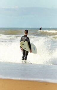 Surfeur sur la côte vendéenne – sports de glisse et activités pour vos vacances en location courte durée en Vendée