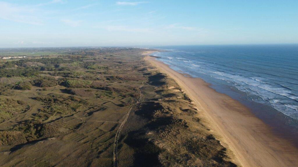 Vue aérienne de la côte vendéenne avec plage et océan, près de Saint-Gilles-Croix-de-Vie, en Vendée