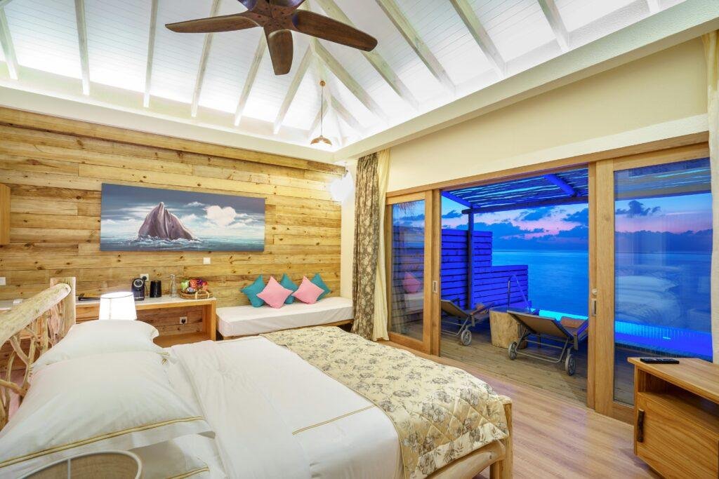 Chambre de location courte durée, décor bord de mer et ambiance accueillante