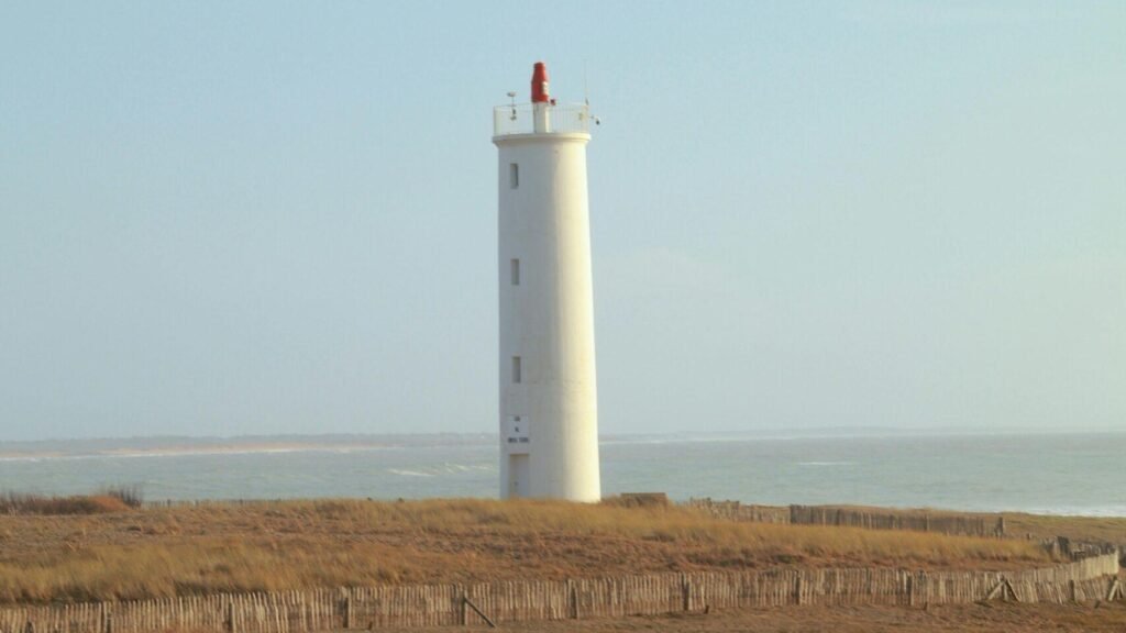 Phare de St Hilaire de Riez dominant la corniche vendéenne, symbole du littoral et des paysages naturels de la Vendée