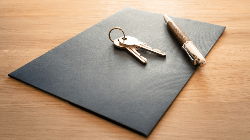 Clés de logement posées sur un dossier, illustrant les démarches de classement meublé de tourisme et les enjeux de fiscalité en location courte durée en Vendée