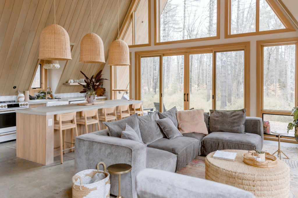 Un salon chaleureux et accueillant illustrant un intérieur de location courte durée en Vendée, propice à un investissement serein.