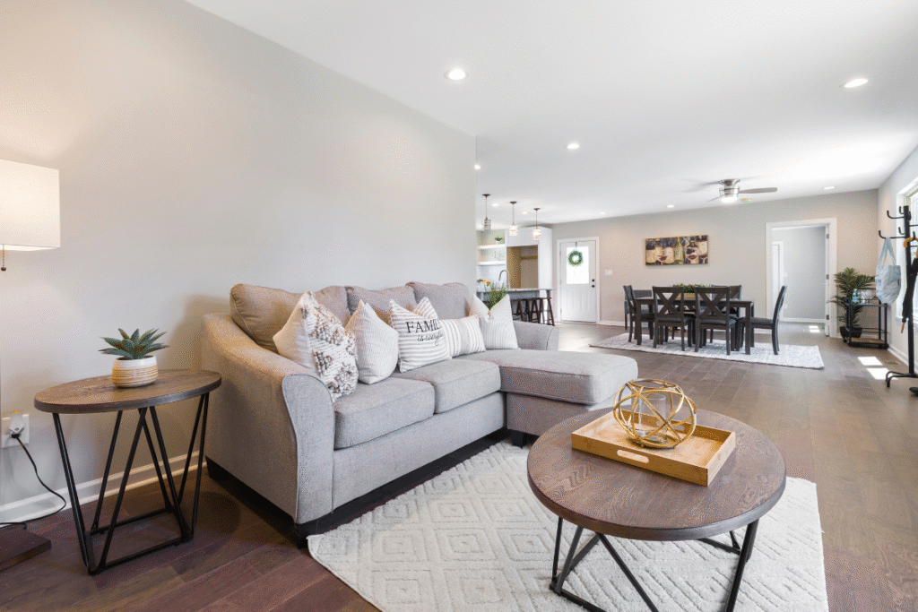 Salon chaleureux d’un logement meublé en Vendée, illustrant un bien destiné à la location courte durée et à l’optimisation fiscale via le classement meublé de tourisme