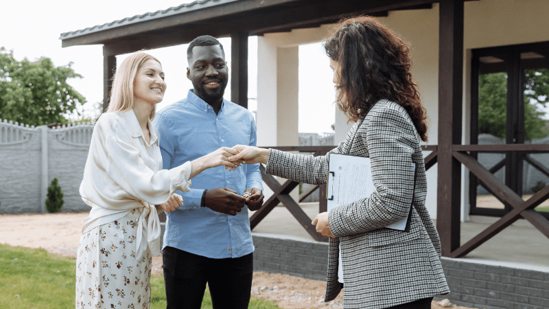 Remise des clés à des voyageurs dans une location courte durée en Vendée illustrant l’accompagnement et la gestion du logement