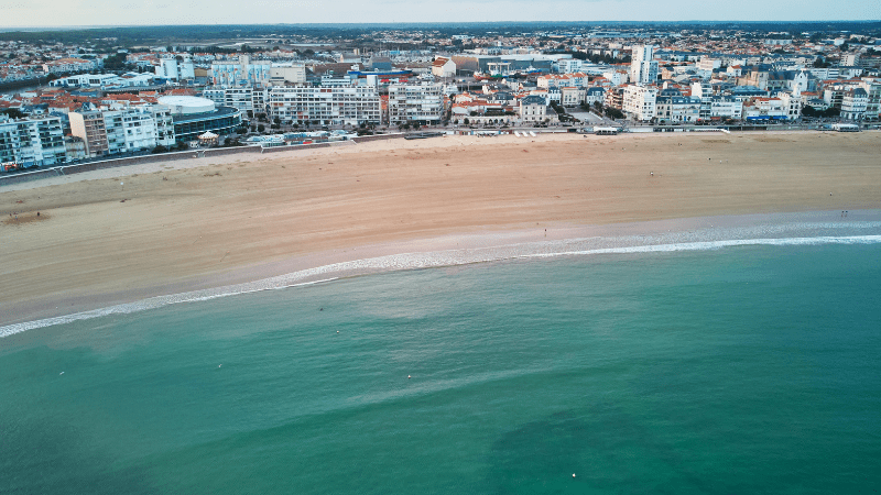 Vue aérienne des Sables-d’Olonne en Vendée, destination populaire pour la location courte durée