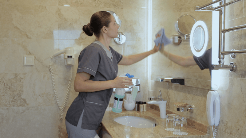 Nettoyage et préparation d’un logement en location courte durée par une conciergerie Airbnb