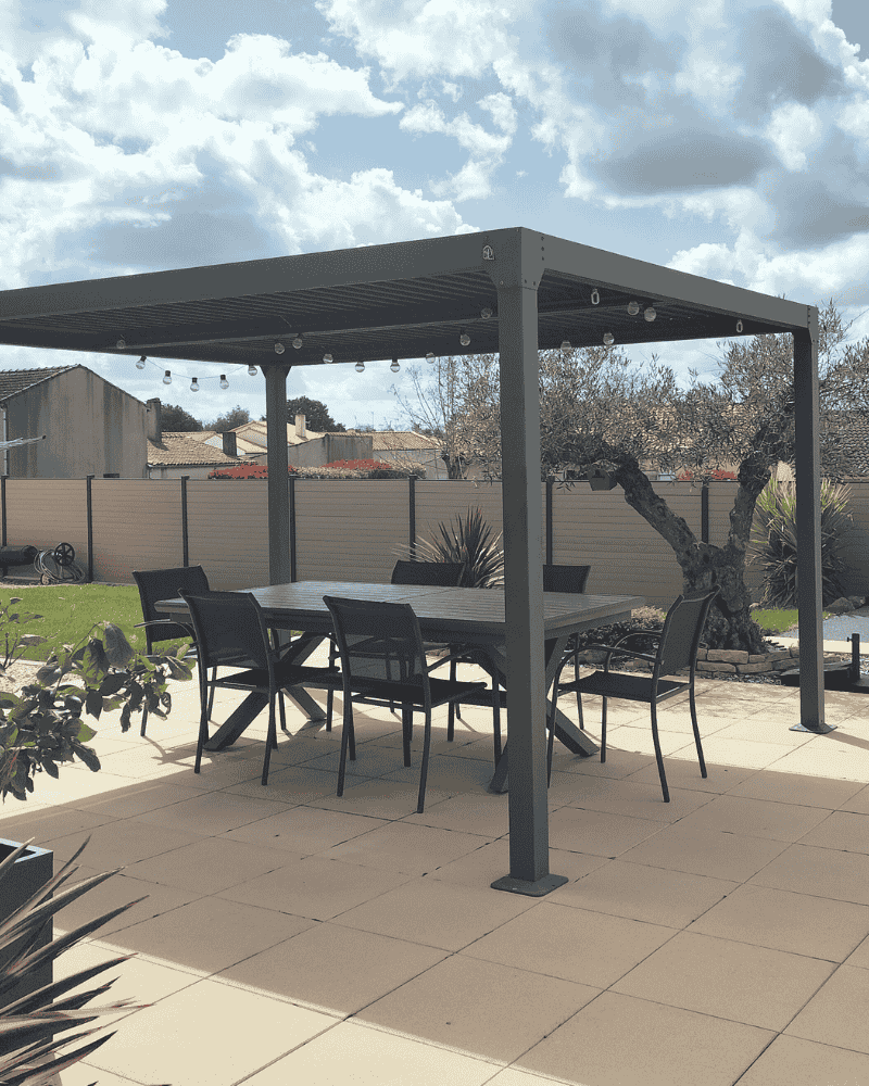 Terrasse aménagée d'une maison en location saisonnière en Vendée près de La Roche-sur-Yon