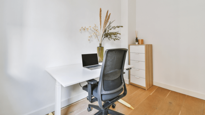 Espace bureau dans un logement Airbnb adapté aux voyageurs professionnels à La Roche-sur-Yon