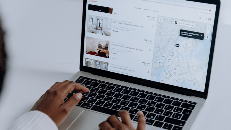 Gestion des tarifs et réservations Airbnb sur ordinateur à La Roche-sur-Yon