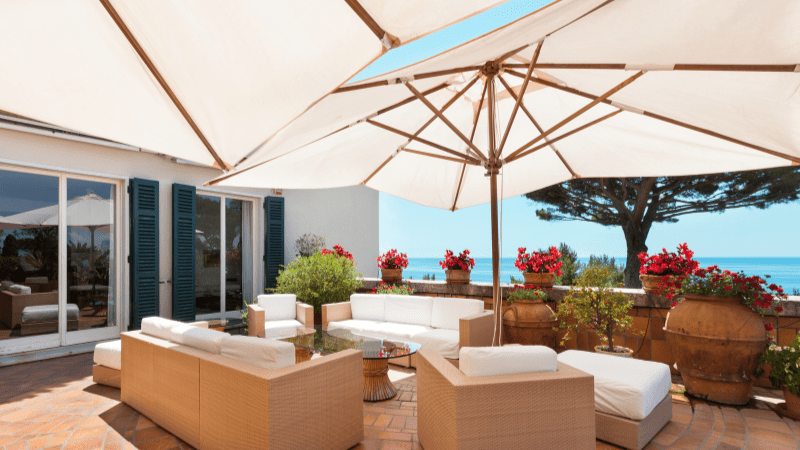 terrasse aménagée avec vue mer en Vendée illustrant une expérience voyageur orientée détente