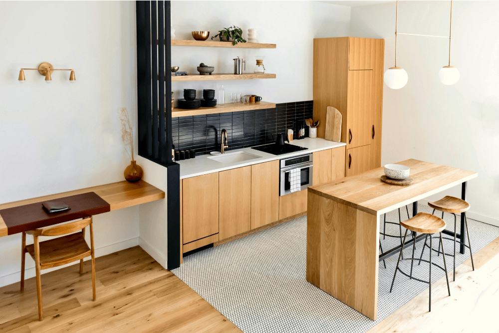 Espace de travail et cuisine équipée dans une location courte durée en Vendée
